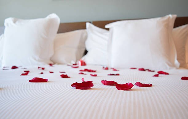 Décoration florale sur le lit