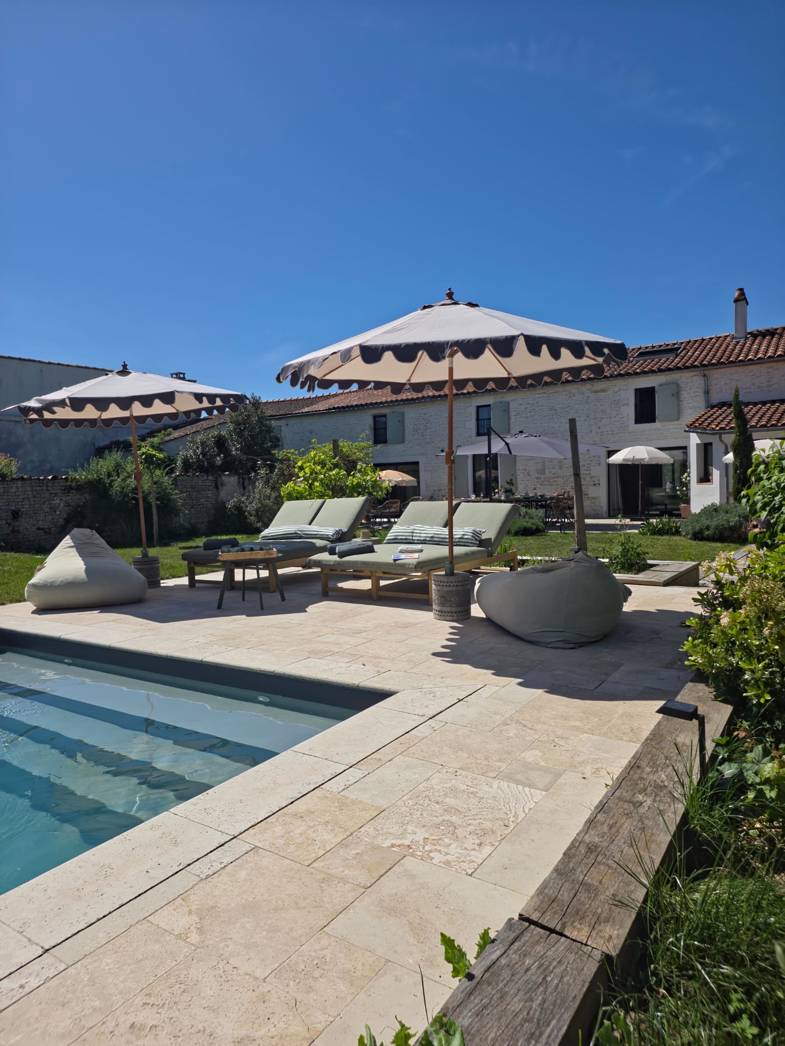 Piscine et solarium accessibles — Domaine Slow-Life PMR